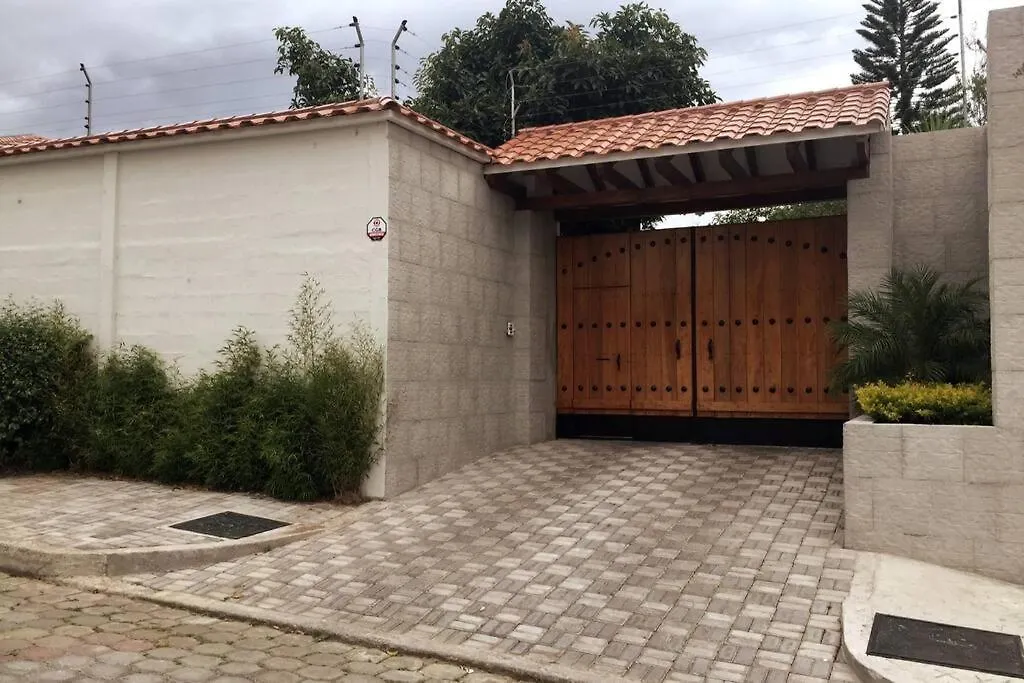 Lujosa Casa Guayllabamba - Gym Jacuzzi Piscina Villa Quito 0*,  Ecuador